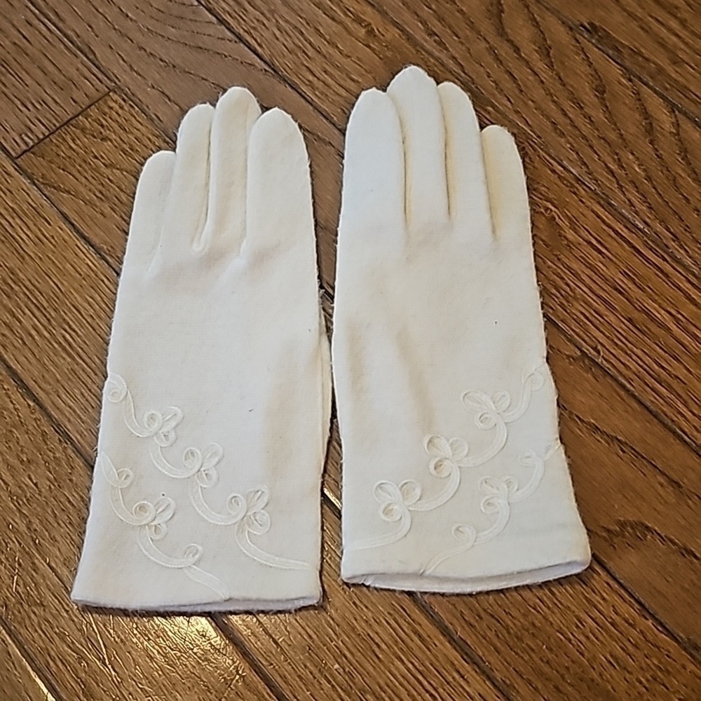 Paul Harris Acrylic Cream Vintage Party Gloves Small/Medium